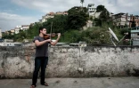 Michel Dionisio, violoniste de 19 ans, répète sur le toit de sa maison dans le complexe de Maré, un ensemble de favelas qui regroupe 140.000 habitants à Rio.