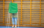 Une personne vote aux législatives en Suède, le 12 septembre 2026 à Nacka, dans le comté de Stockholm