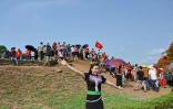 Une Vietnamienne en robe traditionnelle au sommet de la colline A1, site historique de la bataille de Dien Bien Phu, le 6 mai 2024