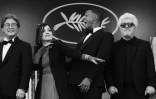 Le président du jury cannois Pedro Almodovar (d) avec trois de ses membres, l'actrice Agnès Jaoui, le réalisateur Park Chan-wook (g) et l'acteur Will Smith, le 17 mai 2017 à Cannes