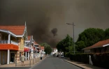 Un nuage de fumée noire dans le ciel près d'une zone évacuée en raison d'un incendie de forêt à Lège Cap-Ferret, en Gironde, le 23 juillet 2026