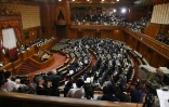 Les députés japonais ont voté dans les premières heures du samedi 19 septembre 2015 à Tokyo des lois de défense qui permettraient l'envoi pour la première fois depuis la Seconde guerre mondiale de soldats dans un conflit à l'étranger