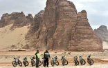 Des touristes visitent à vélo Al-Ula, en Arabie saoudite, le 5 janvier 2019