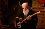 Stipe Pleic, alias Ragnar Kavurson de son nom Viking, travaille le manche d'une hache qu'il fabrique dans son atelier, le 5 janvier 2022 à Tomislavgrad, en Bosnie-Herzégovine