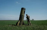 Un étage de missile balistique russe tombé dans un champ ) Bohodarove, dans l'est de l'Ukraine, le 25 avril 2022