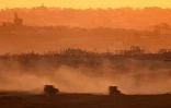 Véhicules militaires israéliens dans la bande de Gaza, vus depuis Israël, le 8 juillet 2025