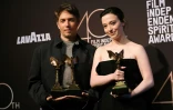 Le réalisateur américain Sean Baker et l'actrice américaine Mikey Madison récompensés au Film Independent Spirit Awards, le 22 février 2025 à Santa Monica, en Californie