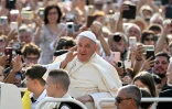 Le pape François arrive pour son audience générale hebdomadaire sur la place Saint-Pierre au Vatican le 28 août 2024.