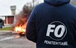 Un gardien de prison proteste devant Vendin-le-Vieil, dans le nord de la France, le 15 janvier 2018