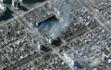 image satellite fournie par Maxar Technologies montrant des immeubles détruits à Marioupol, le 22 mars 2022 en Ukraine