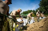 Des soldats roumains construisent un abri dans le village de Plauru, le 12 septembre 2023