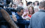 Nicolas Sarkozy serre des mains à Paris le 23 août 2016