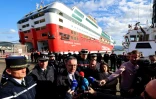 Le préfet de Corse Jérôme Filippini (g) s'adresse aux médias à l'arrivée des membres des Compagnies Républicaines de Sécurité (CRS) devant le ferry Danielle Casanova, le 13 décembre 2024 à Ajaccio, avant la visite du Pape en Corse