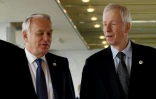 Le ministre français des Affaires étrangères Jean-Marc Ayrault et son homologue canadien Stéphane Dion à leur arrivée le 10 avril 2016 à Hiroshima 