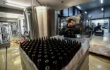 Un employé d'une microbrasserie grecque sur l'île d'Eubée, le 28 février 2019