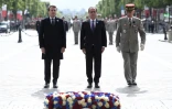 Les présidents sortant et élu François Hollande et Emmanuel Macron ont déposé lundi côte à côte la traditionnelle gerbe des commémorations du 8 mai 1945 sur la tombe du Soldat inconnu, sous l'Arc de Triomphe.