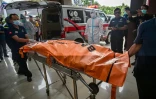 Le corps d'un étudiant, tué dans l'effondrement d'un bâtiment à l'internat islamique Al Khoziny,  transporté dans un sac mortuaire à l'hôpital Bhayangkara de Surabaya, dans la province de Java oriental, le 4 octobre 2025 en Indonésie