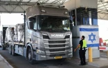 Un camion transportant de l’aide humanitaire traverse le point de passage de Kerem Shalom, entre le sud d’Israël et la bande de Gaza, le 22 mai 2025