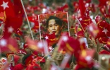 Des partisans d'Aung San Suu Kyi brandissent son portrait, le 1er novembre 2015 lors d'un meeting électoral de la Ligue nationale pour la démocratie à Rangoun