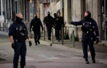 Des policiers sur les lieux du meurtre d'un de leurs collègues lors d'une opération anti-stupéfiants à Avignon, le 5 mai 2021