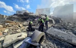 Des secouristes fouillent les décombres d'un bâtiment après une frappe aérienne israélienne à l'aube dans la région d'al-Hosh, près de Tyr, dans le sud du Liban , le 26 mai 2026
