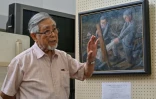 Photo prise le 27 juin 2025 à Hiroshima de Mikio Saiki, un survivant de la bombe atomique, présentant aux médias des peintures réalisées par des élèves dans le cadre d'un projet visant à préserver les témoignages des survivants