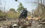 Des paramilitaires, membres des Gardes de la réserve de district (DRG) en patrouille à moto lors d'un entraînement à Dantewada, dans le district de Bastar de l'Etat de Chhattisgahr, le 16 mars 2025 dans le centre de l'Inde