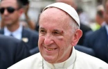 Le pape François, qui a un hématome après s'être cogné contre la paroi vitrée de sa papamobile, rencontre les fidèles à Carthagène le 10 septembre 2017
