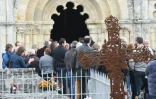Des familles et des proches des victimes de la collision de Puisseguin réunis devant l'église, le 25 octobre 2015 à Petit-Palais-et-Cornemps