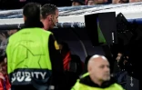 L'arbitre Artur Dias consulte la VAR (vidéo) avant d'annuler un penalty et un carton rouge en faveur du PSG face au Real, le 26 novembre 2019 à Madrid