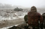 Un artilleur militaire ukrainien sur un tank dans la région de Luhansk le 2 mars 2022
