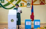 Une Une électrice vote lors des législatives à Oulan-Bator, le 28 juin 2024 en Mongolie
