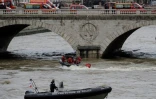 Pompiers et policiers tentent de retrouver une policière de la brigade fluviale disparue lors d'un exercice dans la Seine, le 5 janvier 2018 