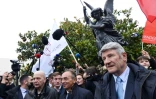 Le candidat à la présidentielle Eric Zemmour (C) en compagnie de Patrick Buisson (G) et de Philippe de Villiers, devant la statue Saint-Michel aux Sables-d'Olonne, en Vendée