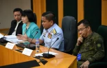Maria Teresita Daza (2e G), le commodore Jay Tarriela (2e D) lors d'une conférence de presse au siège du Conseil national de sécurité à Manille le 23 octobre 2023