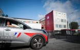 Une voiture de police devant le collège Pierre-Simon de Laplace dont le principal a été retrouvé mort dans des conditions suspectes, le 12 août 2023 à Lisieux dans le Calvados
