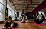 Des danseuses répètent dans une salle de sport avant une représentation au club de strip-tease "Flash Dancers", le 15 mai 2025 à Kharkiv, en Ukraine