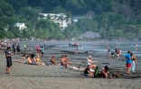 Des touristes sur une plage de Jaco, le 30 mars 2022 au Costa Rica