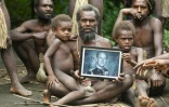 Le chef du village Albi (c) et des membres de sa famille tiennent un portrait du prince
Philip, considéré comme une divinité, le 12 avril 2021 à Yakel, au Vanuatu