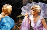 Photo des actrices françaises Delphine Seyrig (D) et Catherine Deneuve alors qu'elles tournent une scène de "Peau d'âne" dans le parc du chateau de Neuville.
