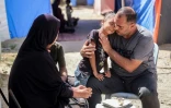 Maher Zino, 39 ans, avec sa femme et ses enfants devant leur tente dans un camp de fortune Ă al-Zawayda, dans le centre de la bande de Gaza, le 15 septembre 2024