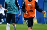 Les attaquants des Bleus Kylian Mbappé et Antoine Griezmann à l'entraînement des Bleus à Istra, le 12 juin 2018