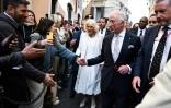 La reine Camilla (g) et le roi Charles III (c) rencontrent des sympathisants lors d'une promenade dans les rues proches du Parlement italien, le 9 avril 2025 à Rome