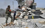 Des rebelles syriens pro-turcs déboulonnent une statue kurde dans le centre de la ville d'Afrine (nord-ouest de la Syrie), le 18 mars 2018