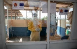 Des personnels de santé en combinaison de protection au centre de traitement d’Ebola de l’Hôpital général de référence de Rwampara, le 12 juin 2026 en RDC
