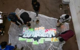 Des jeunes, placés au foyer Calendal par la justice, réalisent un graffiti avec le nom de Marseille, le 23 octobre 2024
