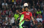 L'attaquant de Lille Angel Gomes et le défenseur de Wolfsburg Kevin Mbabu, le 14 septembre 2021 en Ligue des champions à Lille