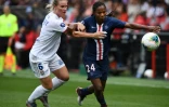 Les joueuses de Lyon Amandine Henry et du Paris Saint-Germain Miraildes Maciel Mota lors de leur rencontre à Guingamp le 21 septembre 2019