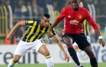 Le milieu de Manchester United Paul Pogba (d) à la lutte avec celui de Fenerbahçe, Souza, en Europa League, le 3 novembre 2016 à Istanbul
