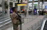 Un soldat de l'opération Sentinelle dans un hall de la gare de Lyon à Paris le 3 février 2024 après une attaque à l'arme blanche